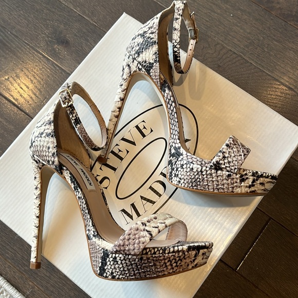 Size 5. Steven Madden Starlet Snake platform sandals - Picture 2 of 9